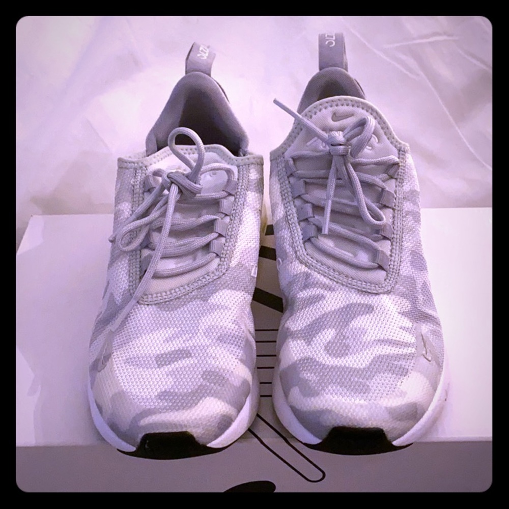White nike sneaker air max 270